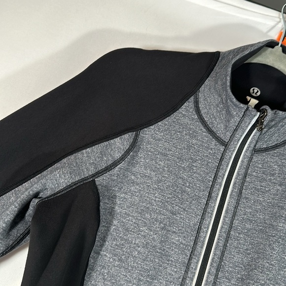 Lululemon Run: U-Turn Pullover Black & Grey Reversible Long Sleeve Sweater - Picture 2 of 9